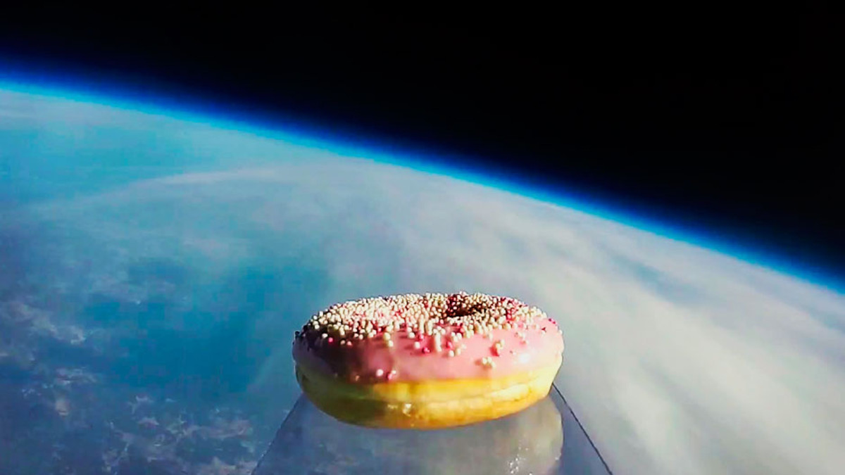 Шведи запустили в космос пончик (Відео) - фото 1