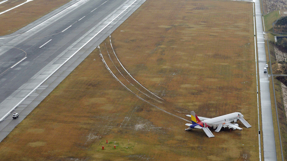 У Японії південнокорейський літак А320 врізався в антену - фото 1