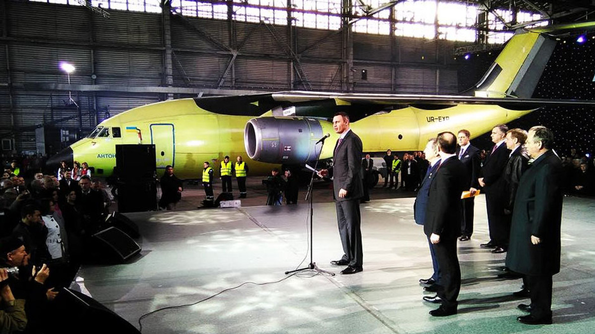 У Києві представили новий український літак АН-178 - фото 1