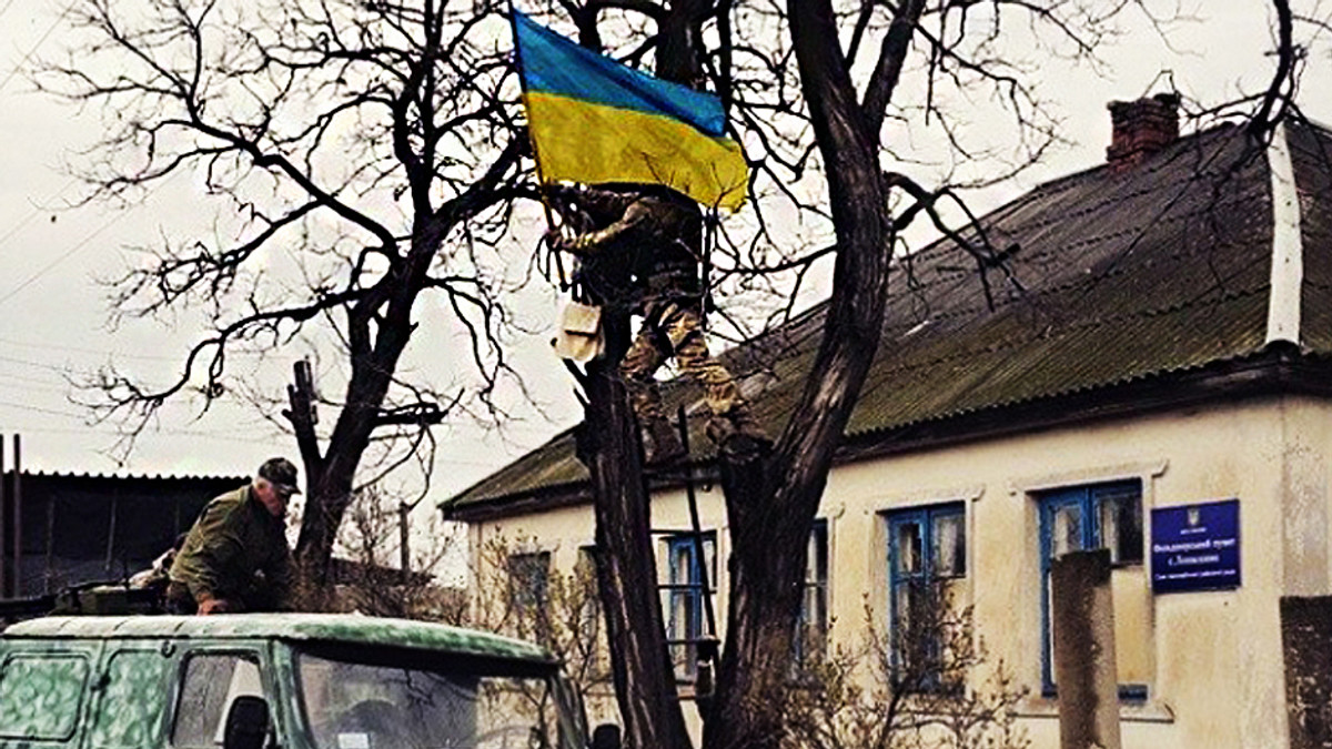 Над селом на Луганщині підняли український прапор - фото 1