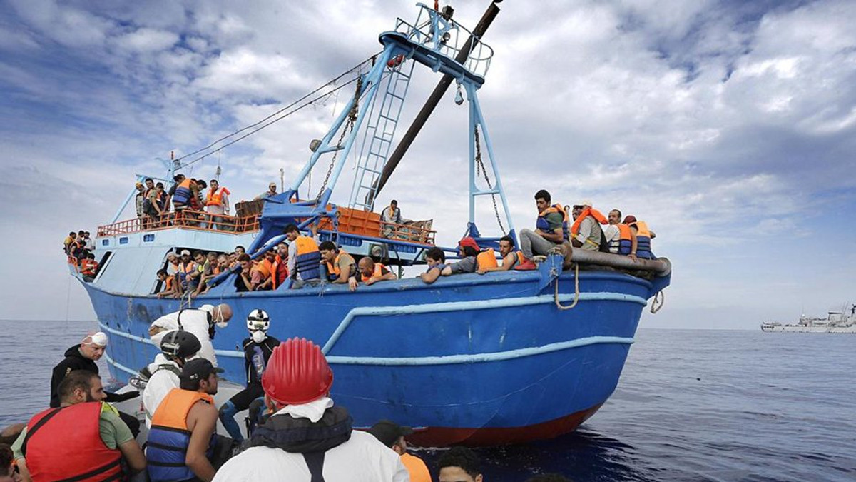 Біля Греції перекинулось судно з мігрантами - фото 1