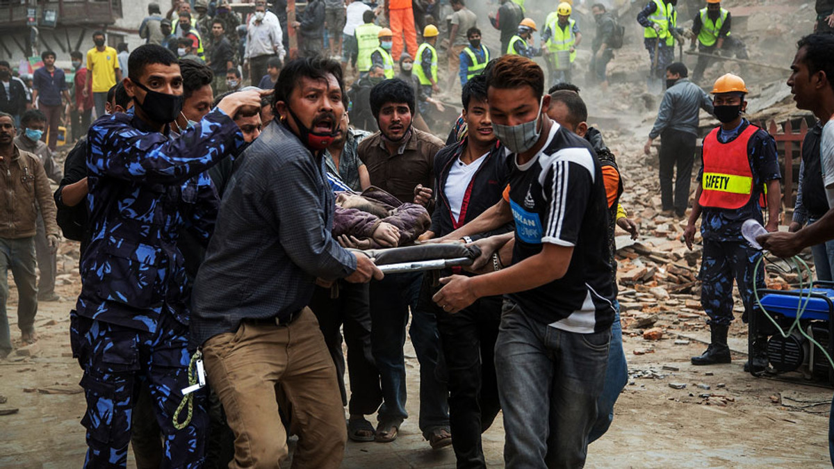 Майже 2000 загиблих у Непалі та 17 альпіністів на Евересті внаслідок землетрусів - фото 1