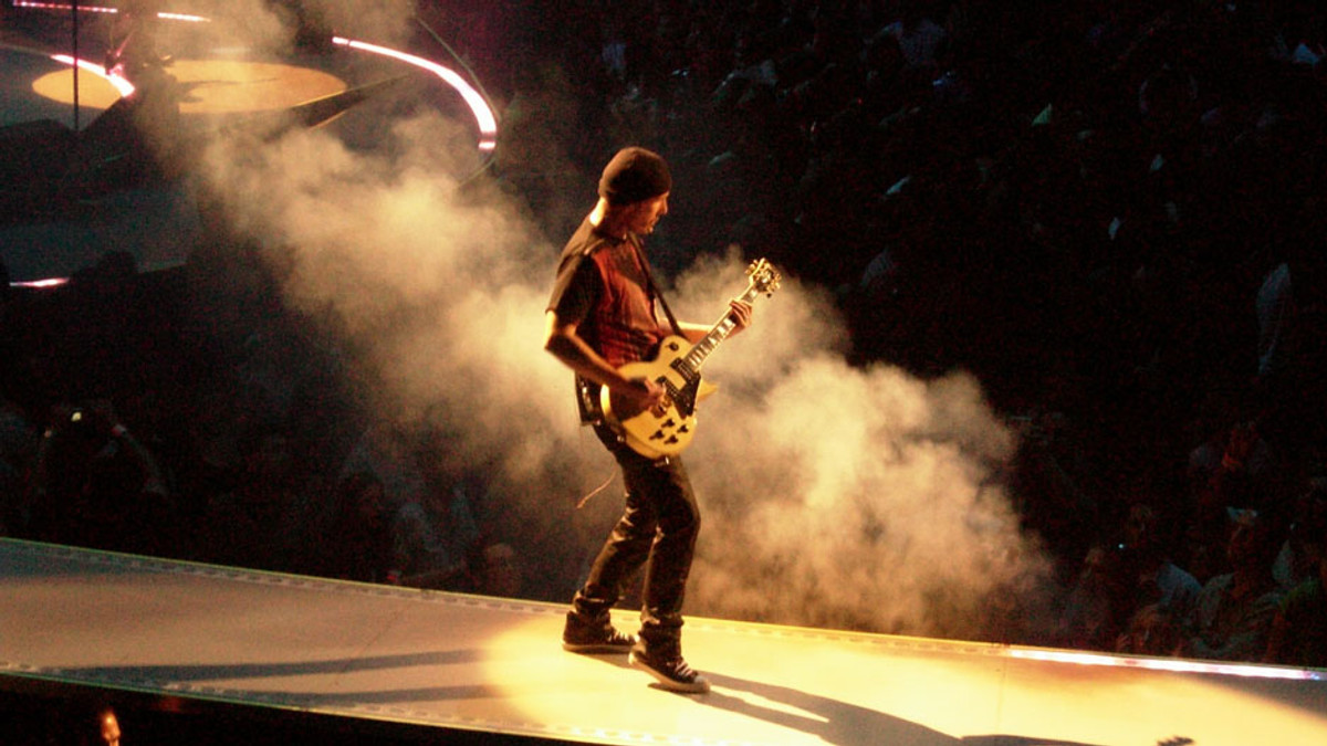 Гітарист U2 гепнуся зі сцени (Відео) - фото 1