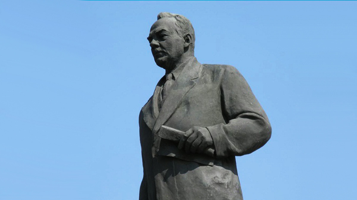 Журналіст і військовий хотіли завалити пам'ятник у Сєвєродонецьку - фото 1