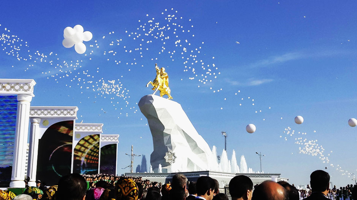 Президенту Туркменії встановили позолочений пам’ятник - фото 1