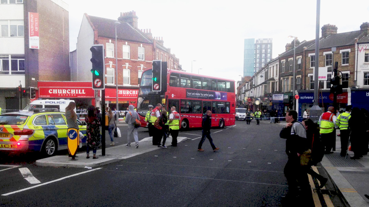У Лондоні перехожі підняли 2-поверховий автобус, під яким була людина (Відео) - фото 1