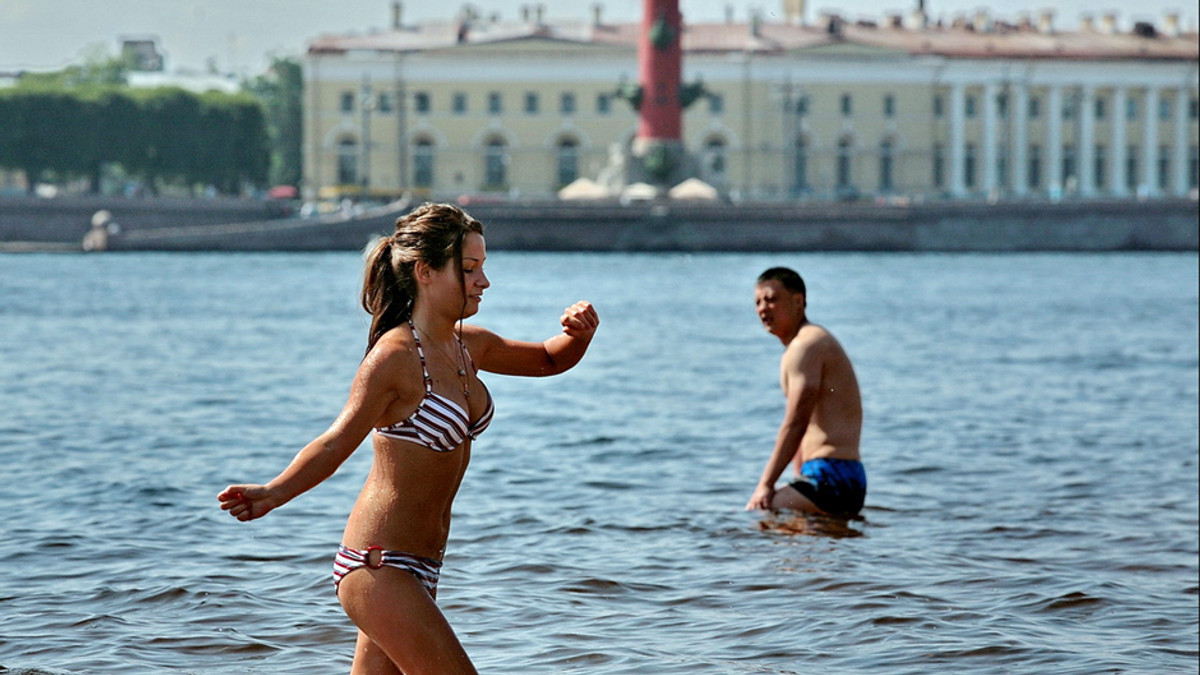 Жителям Санкт-Петербургу заборонили ходити в пляжному одязі - фото 1