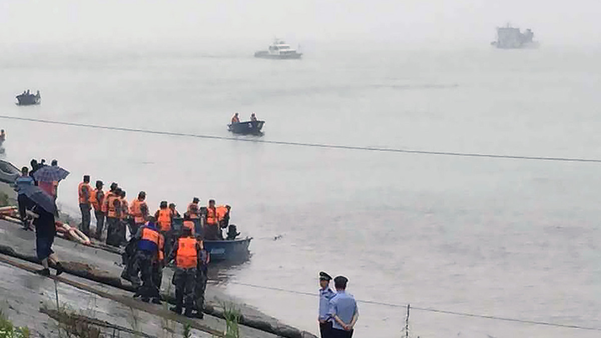 У Китаї затонув паром із 397 пасажирами на борту - фото 1