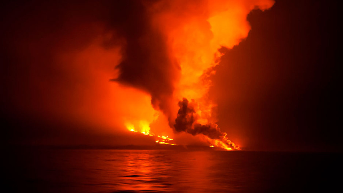 Як виглядає Галапагоське виверження в ночі (Відео) - фото 1