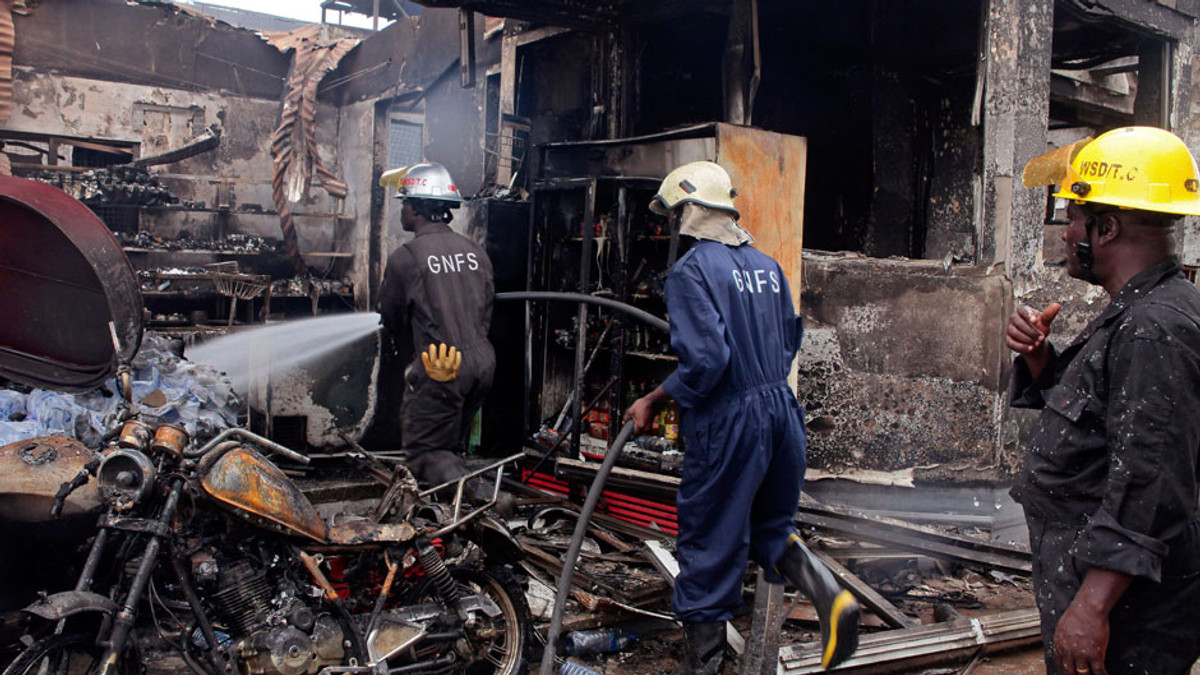 Близько 175 загиблих внаслідок вибуху на заправці в Гані (Фото) - фото 1