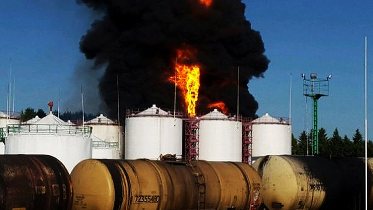 Під Києвом горить нафтосховище - фото 1
