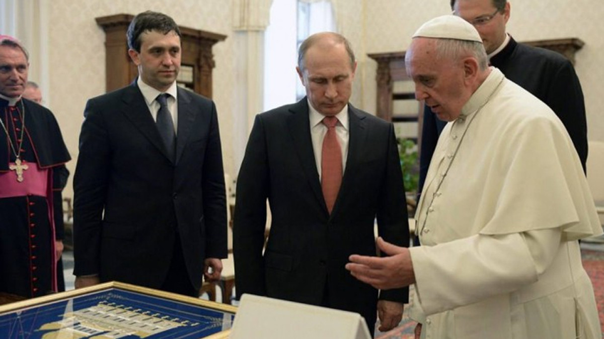 Папа не вручав Путіну медаль - фото 1