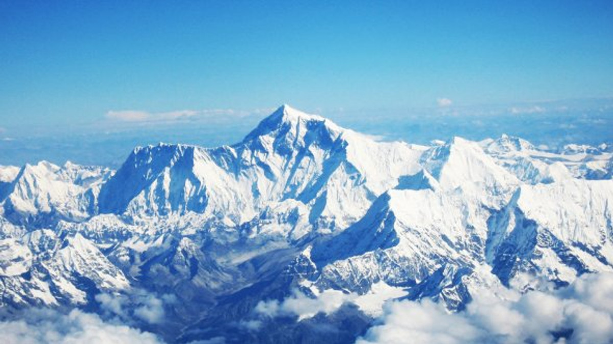 Через землетрус в Непалі Еверест зсунувся на 3 см - фото 1