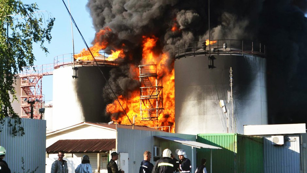 Вогонь на нафтобазі під Києвом повністю загасили - фото 1