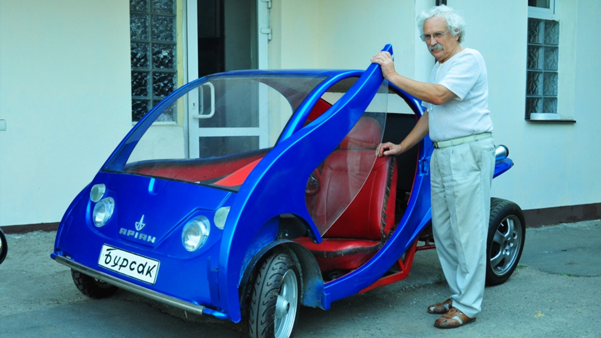 Пенсіонер розробляє і продає дешеві міні-авто зі склопластику (Фото) - фото 1