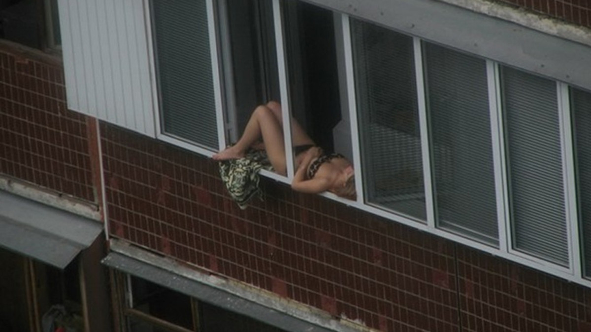 Кияни засмагають на балконах і в парках (Фото) - фото 1