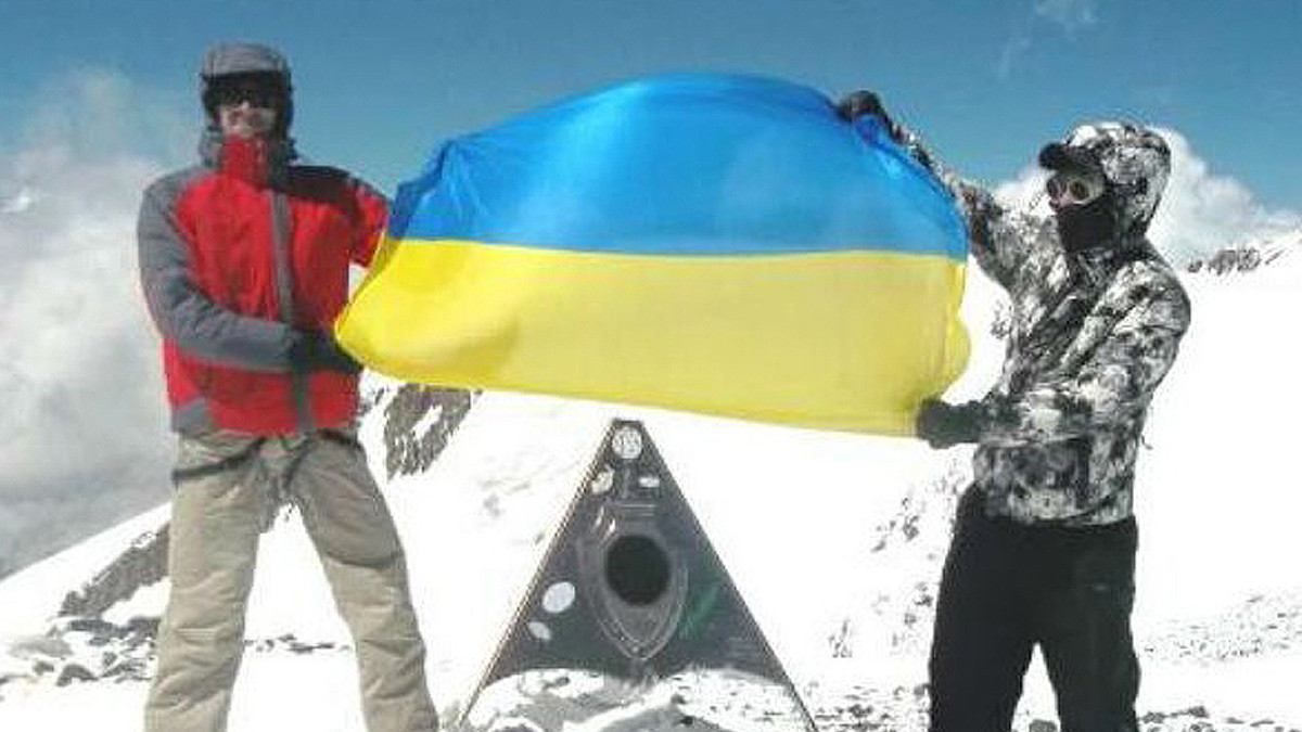 Альпіністи з Луганська і Харкова розгорнули прапор України на вершині Ельбруса - фото 1