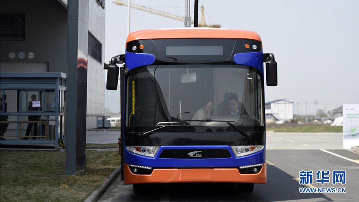 В Китаї їздить електроавтобус, що заряджається за 10 секунд - фото 1