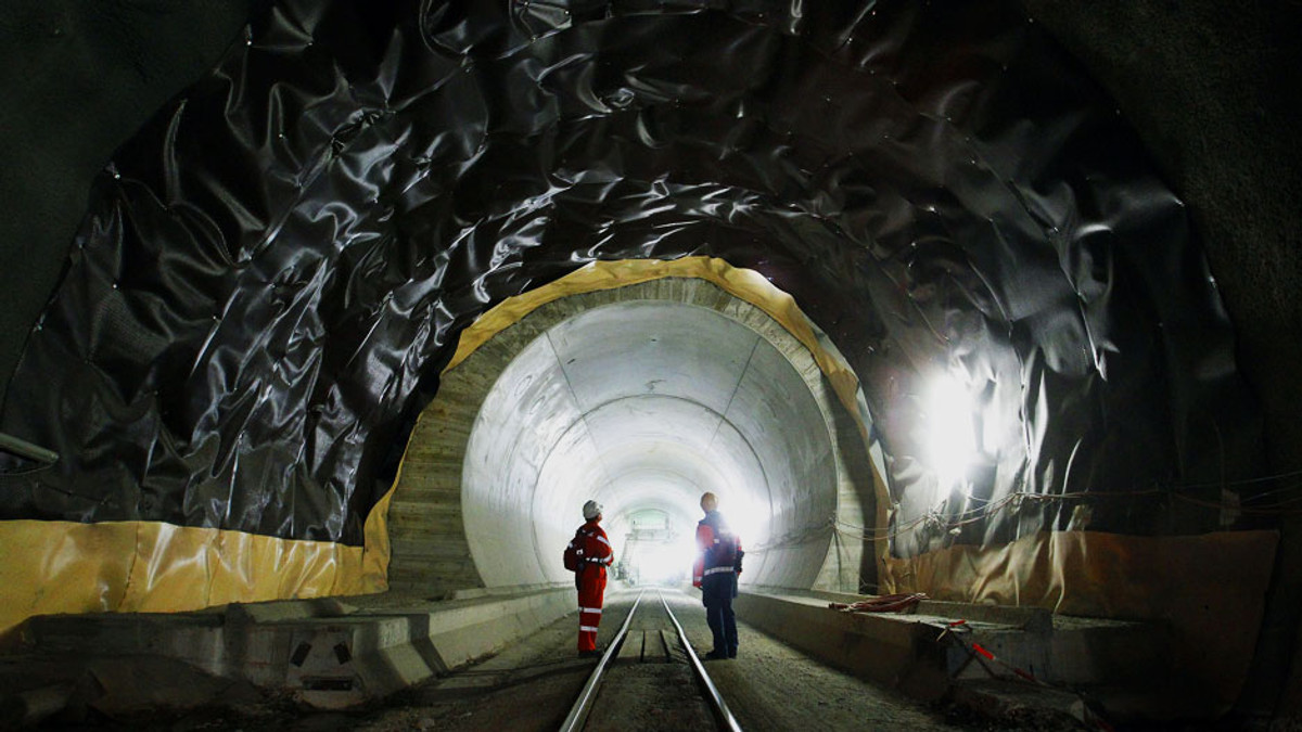 У Європі завершилося будівництво найдовшого в світі тунелю - фото 1