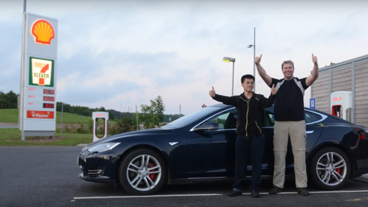 Електрокар Tesla проїхав більше 700 км на одному заряді - фото 1
