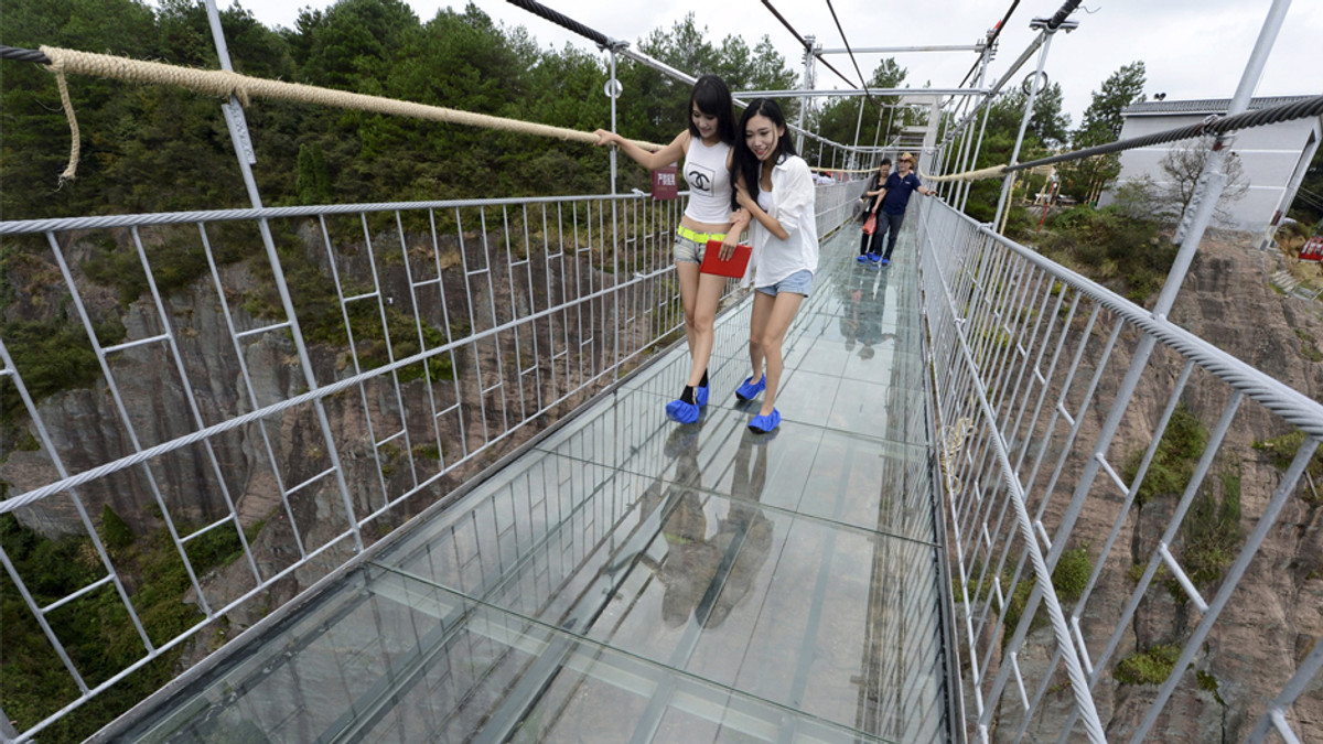 У Китаї відкрили найдовший підвісний міст - фото 1