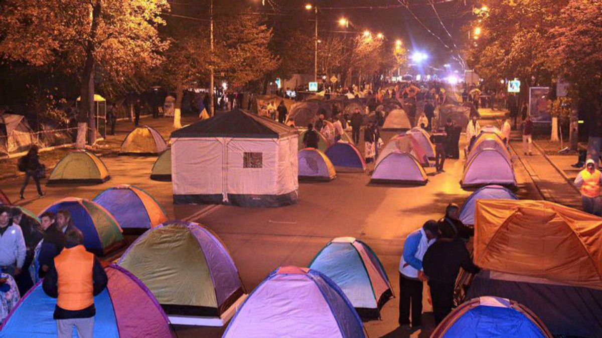 Протестувальники в Кишиневі вночі перекрили центральний проспект - фото 1