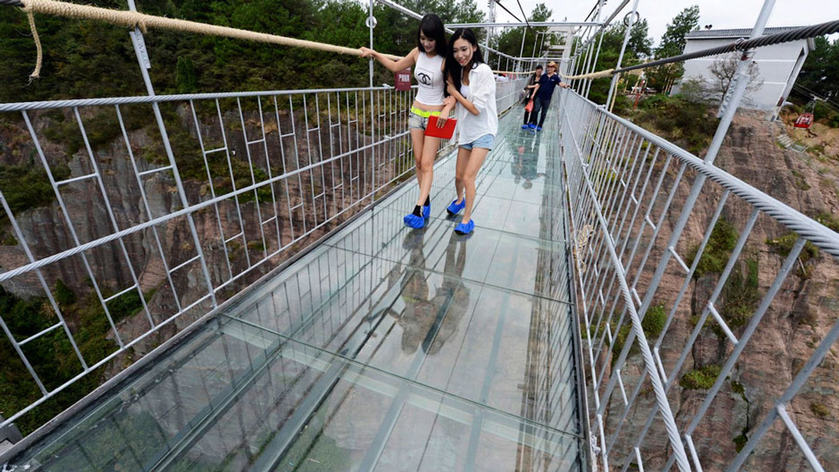 В Китаї збудували висячий скляний міст - фото 1