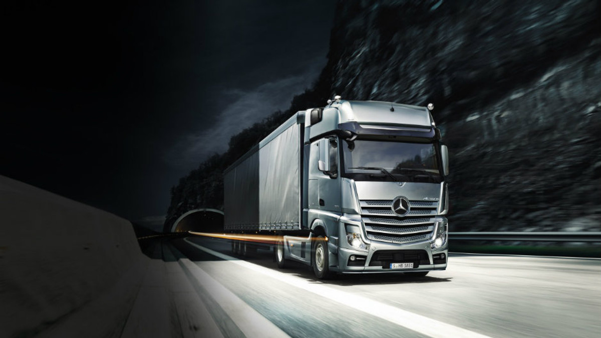 Daimler вперше випускає вантажівку-робота на дорогу (Відео) - фото 1
