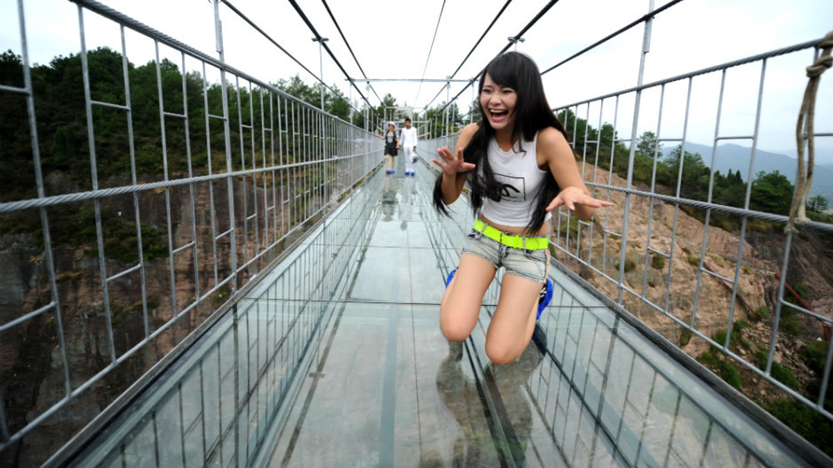 Скляний міст у Китаї тріснув під ногами туристів - фото 1