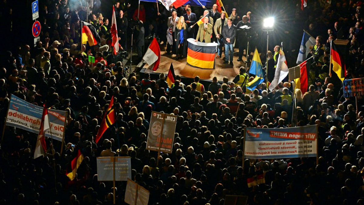 Тисячі німців вимагають відставки Меркель (Відео) - фото 1