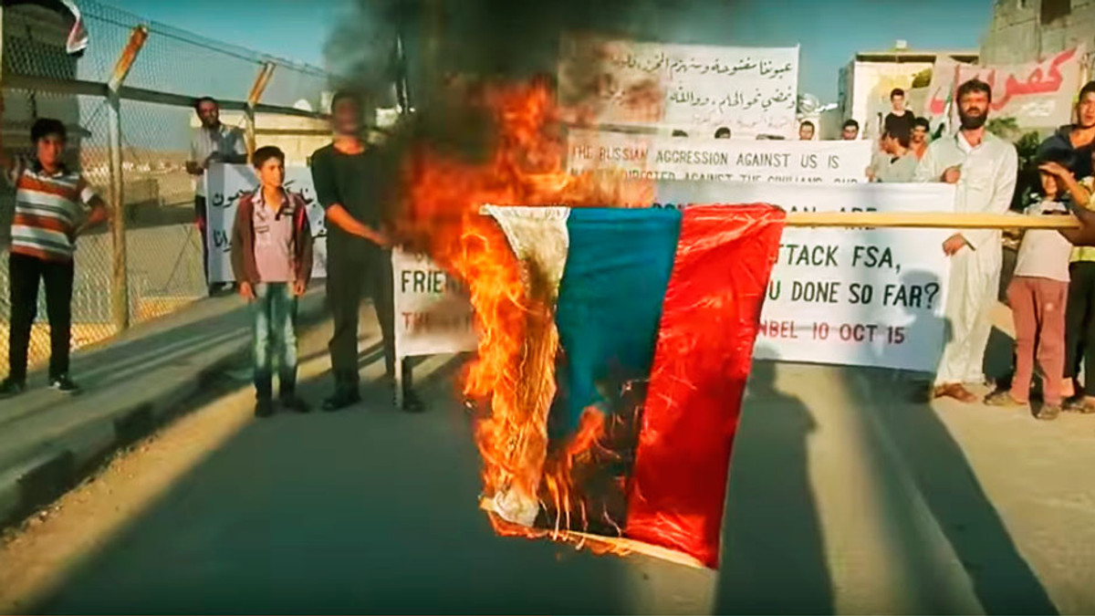 У Сирії спалили прапор Росії (Відео) - фото 1