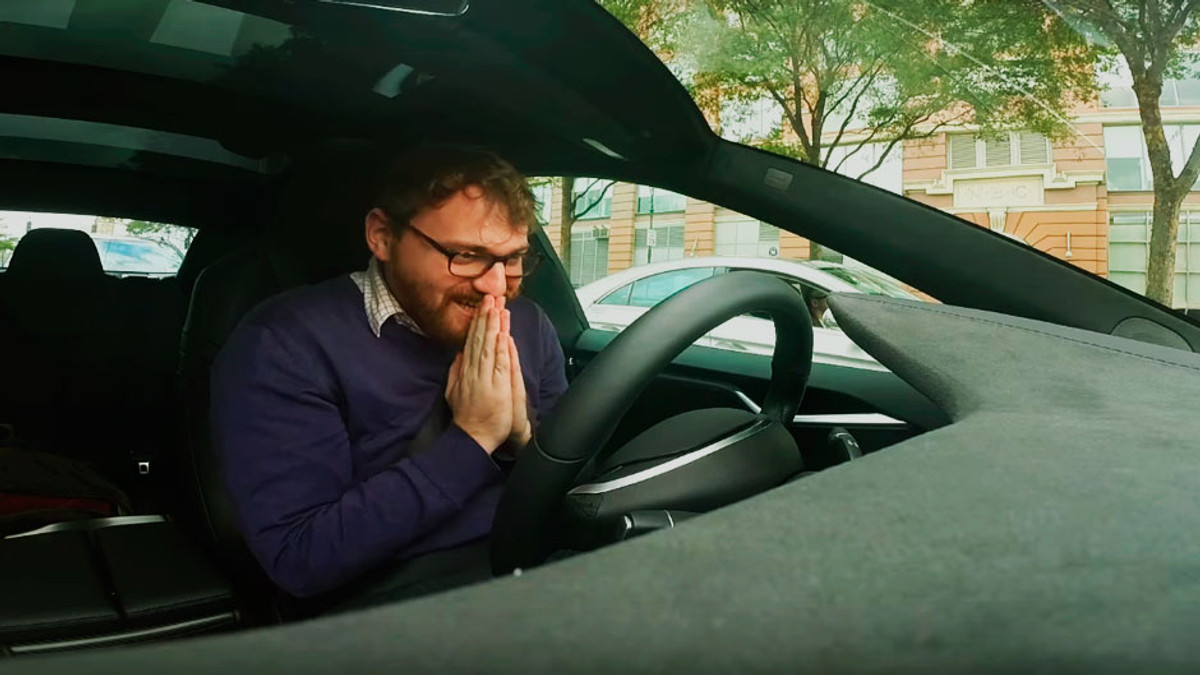 Американець проїхався на Tesla в режимі автопілота (Відео) - фото 1