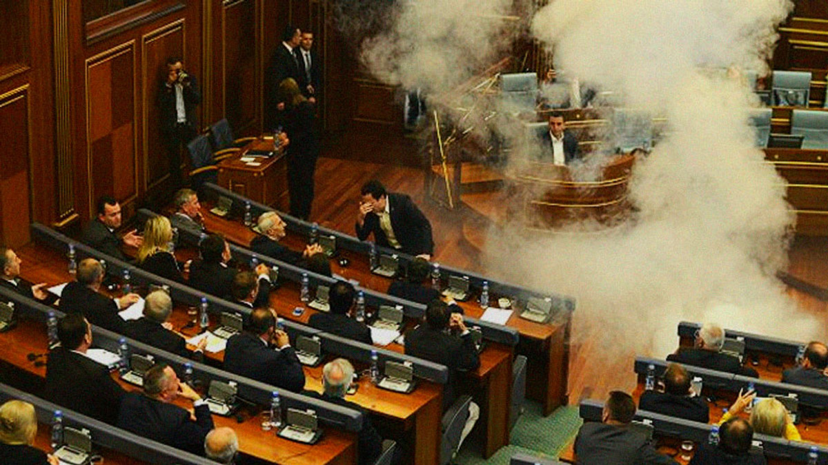 В парламенті Косово знову розпилили сльозогінний газ - фото 1