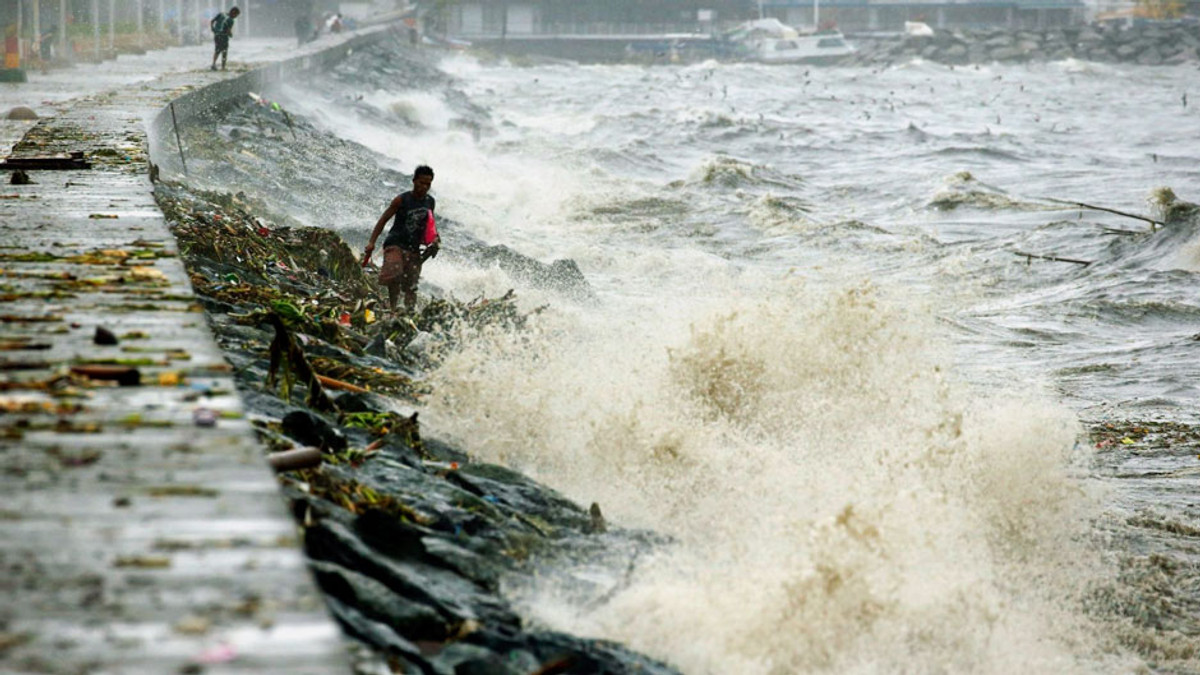 На Філіппінах вирує потужний тайфун «Коппу» - фото 1
