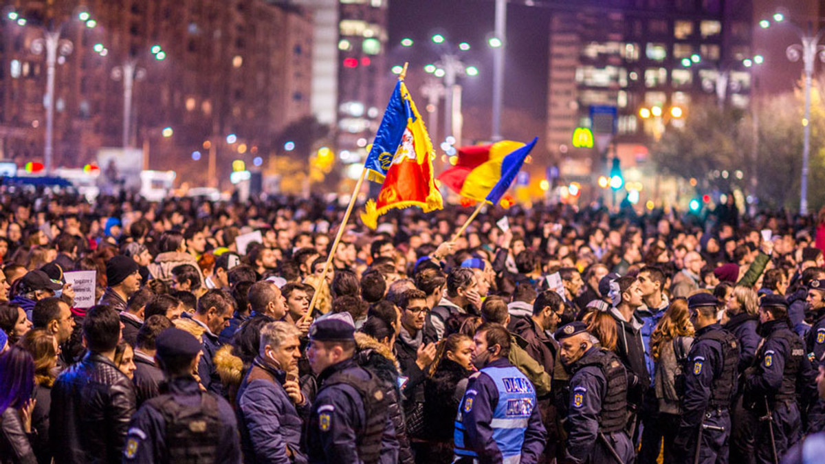 В Бухаресті другу добу поспіль вимагають дострокових виборів - фото 1