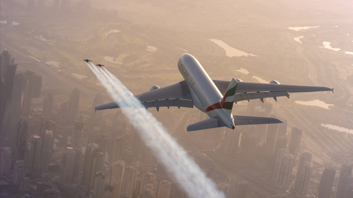 Екстремали з реактивними ранцями пролетіли над Дубаєм повз А380 - фото 1