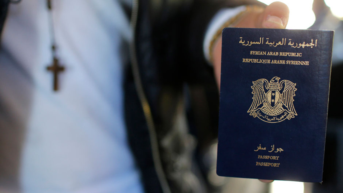 Знайдений сирійський паспорт паризького терориста  виявився підробленим - фото 1
