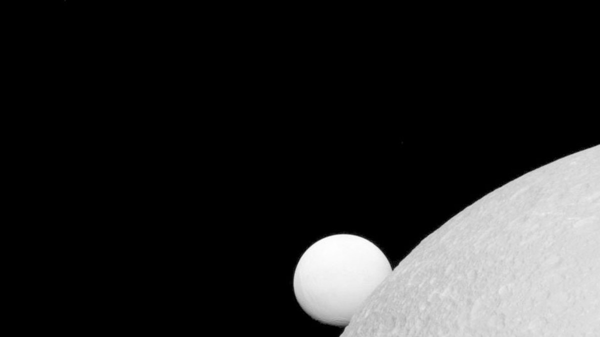 NASA опублікувало неймовірне фото супутників Сатурна - фото 1
