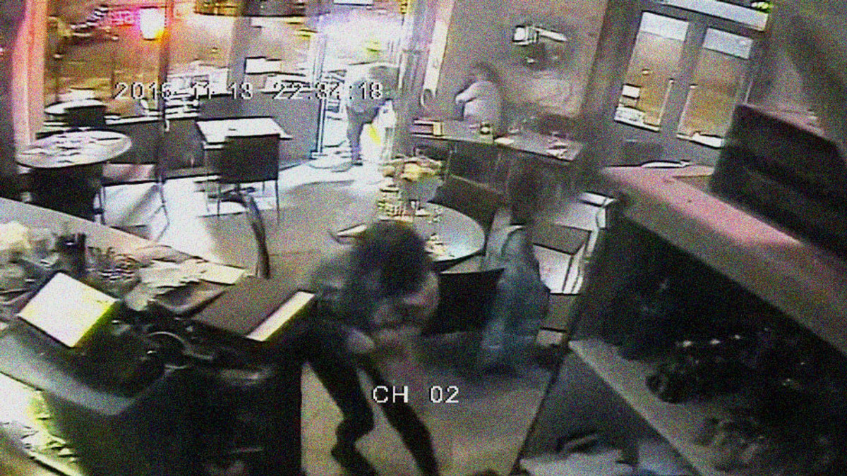 З'явилося відео нападу на ресторан в Парижі - фото 1