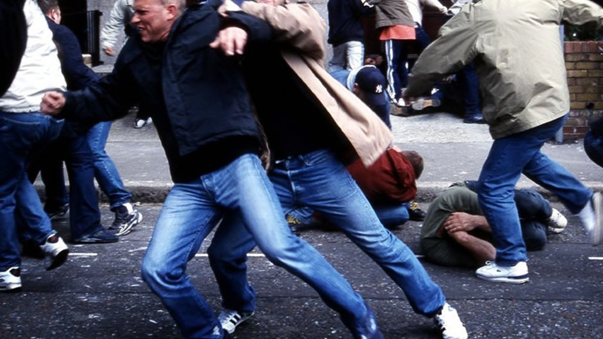 В Афінах фанати побилися з поліцією на полі (Відео) - фото 1