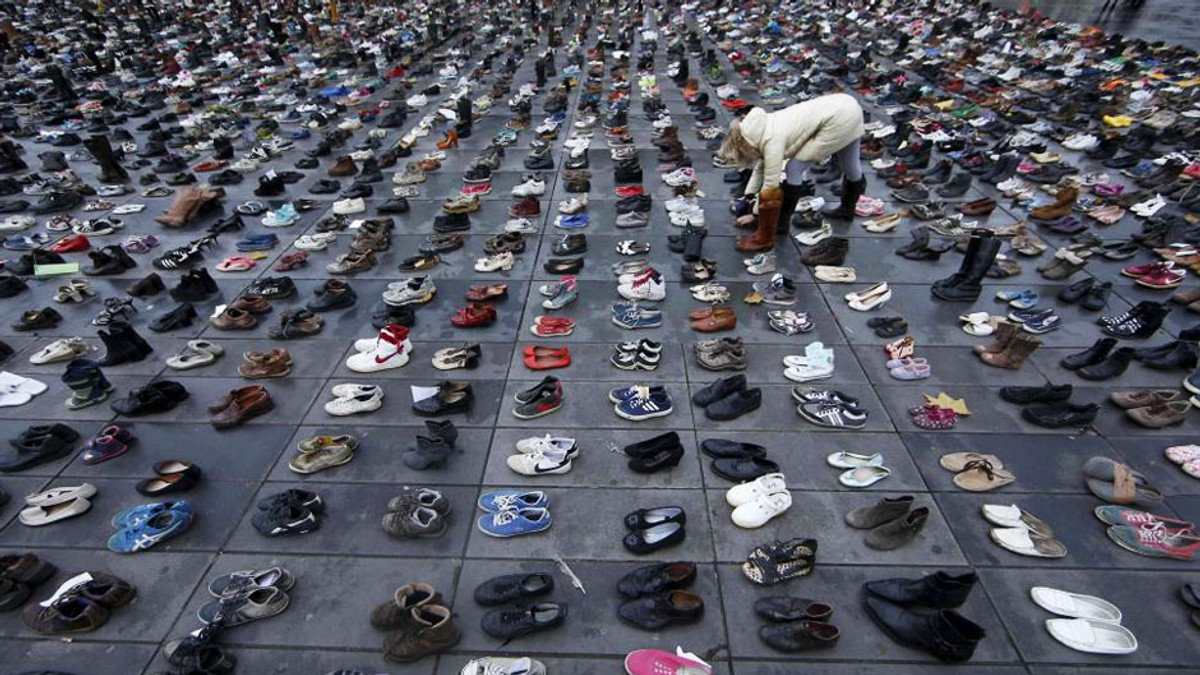 У Парижі активісти протестували взуттям (Відео) - фото 1