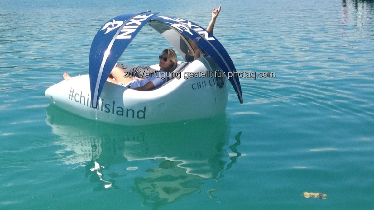 Створили надувний човен-крісло на сонячних панелях - фото 1