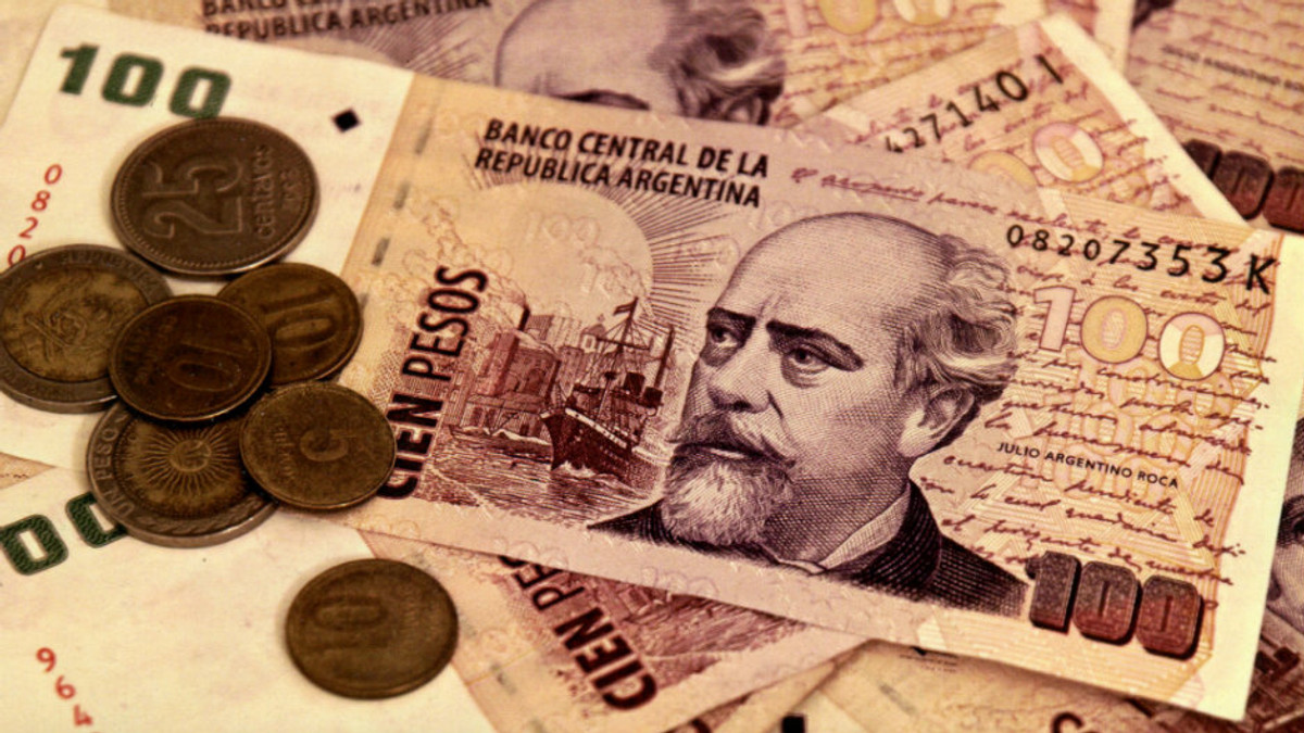 В Аргентині валюта впала на 30% протягом дня - фото 1