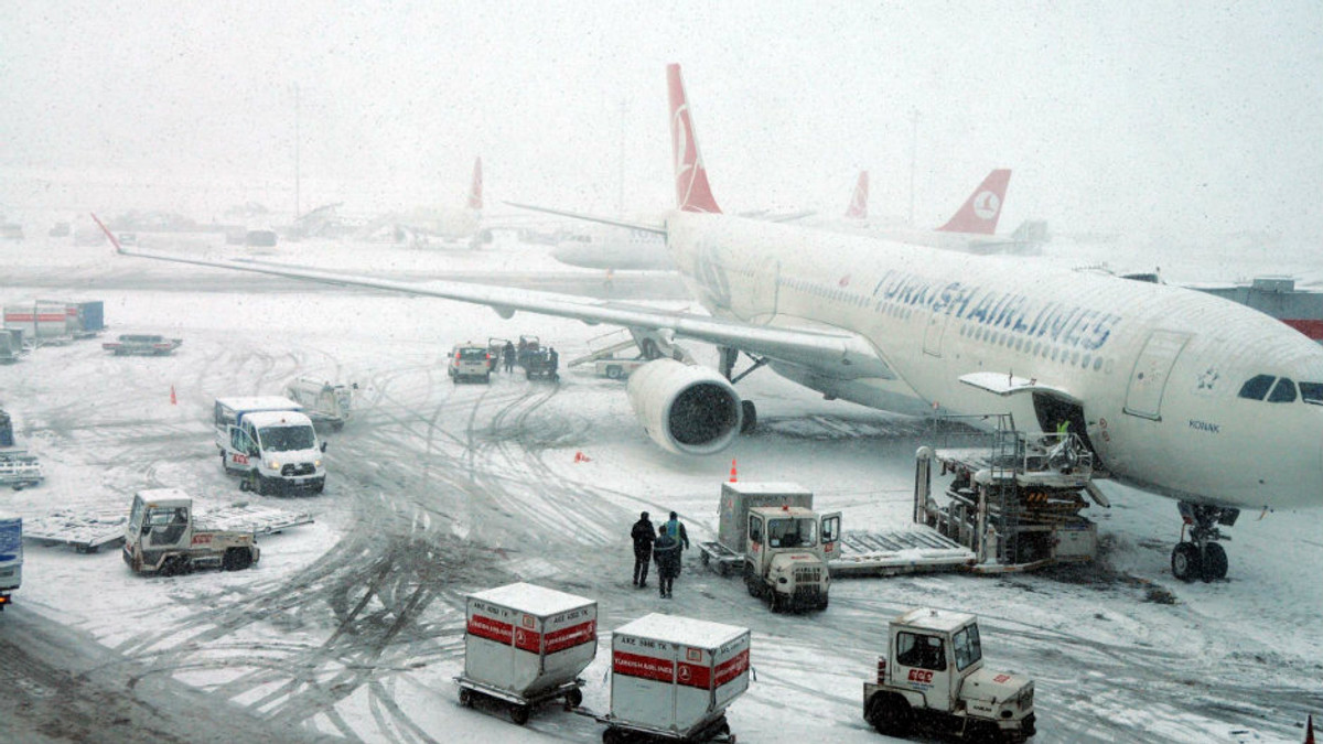 У Стамбулі скасували сотні авіарейсів - фото 1