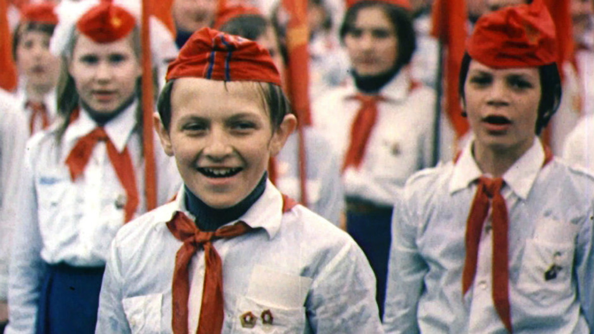 В Росії офіційно затвердили програму патріотичного виховання молоді - фото 1