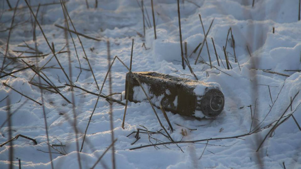 На Донбасі сапери знайшли заборонену російську міну - фото 1