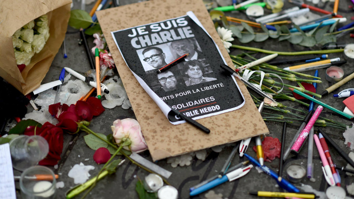 У Парижі згадують жертв терактів у Charlie Hebdo - фото 1