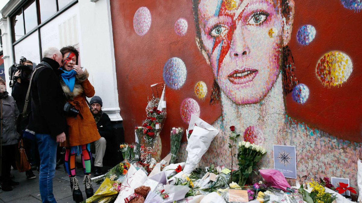 Лондонці несуть квіти до місць, пов'язаних з Бові - фото 1