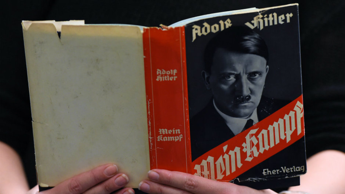 Книга Гітлера стала хітом продажів у Німеччині - фото 1
