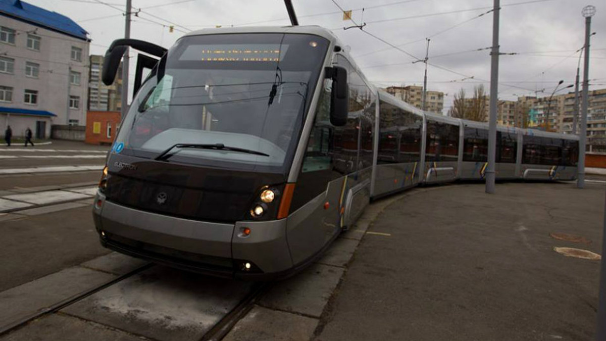 У Києві з’явився перший «приземлений» трамвай - фото 1